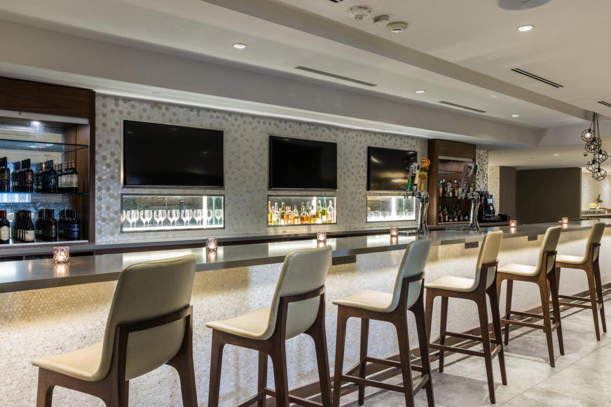 Crowne Plaza Airport By Ihg 4*
