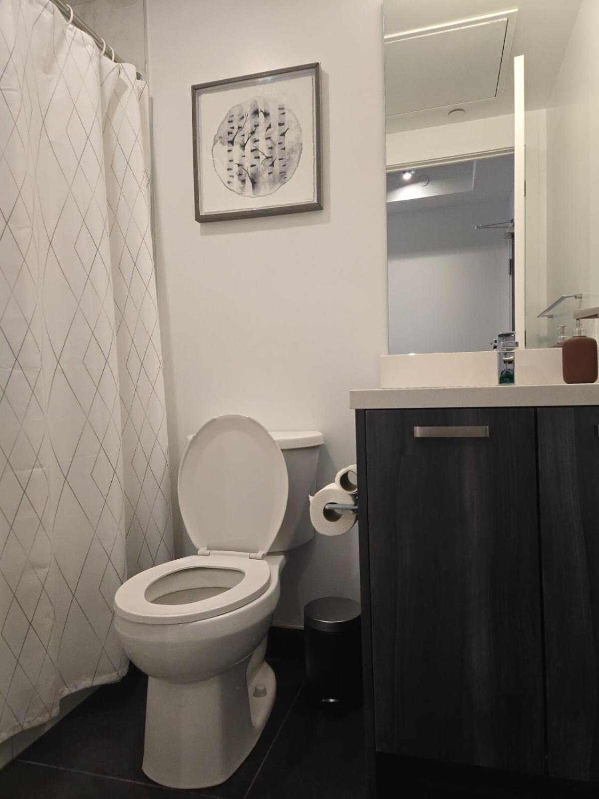 Apartment Stunning Open Layout Loft In Perfect Location *