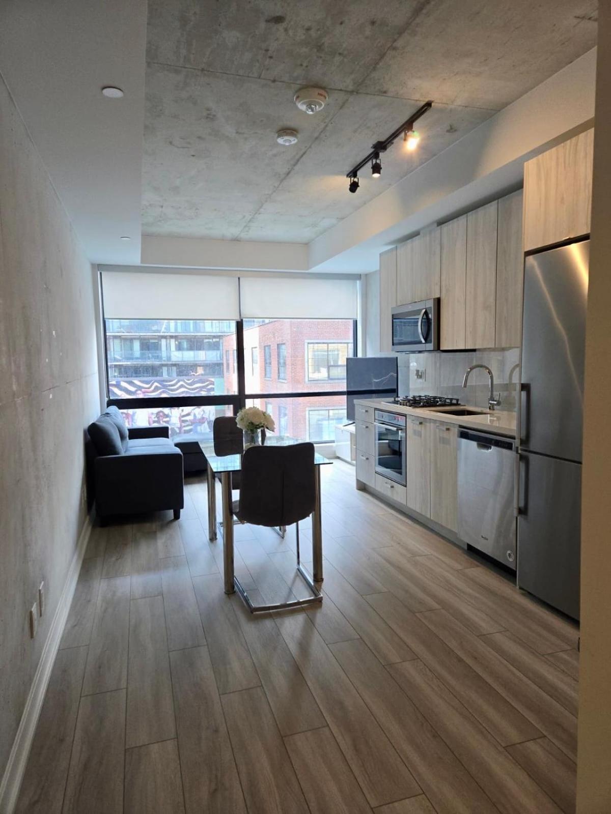 Stunning Open Layout Loft In Perfect Location Apartment *