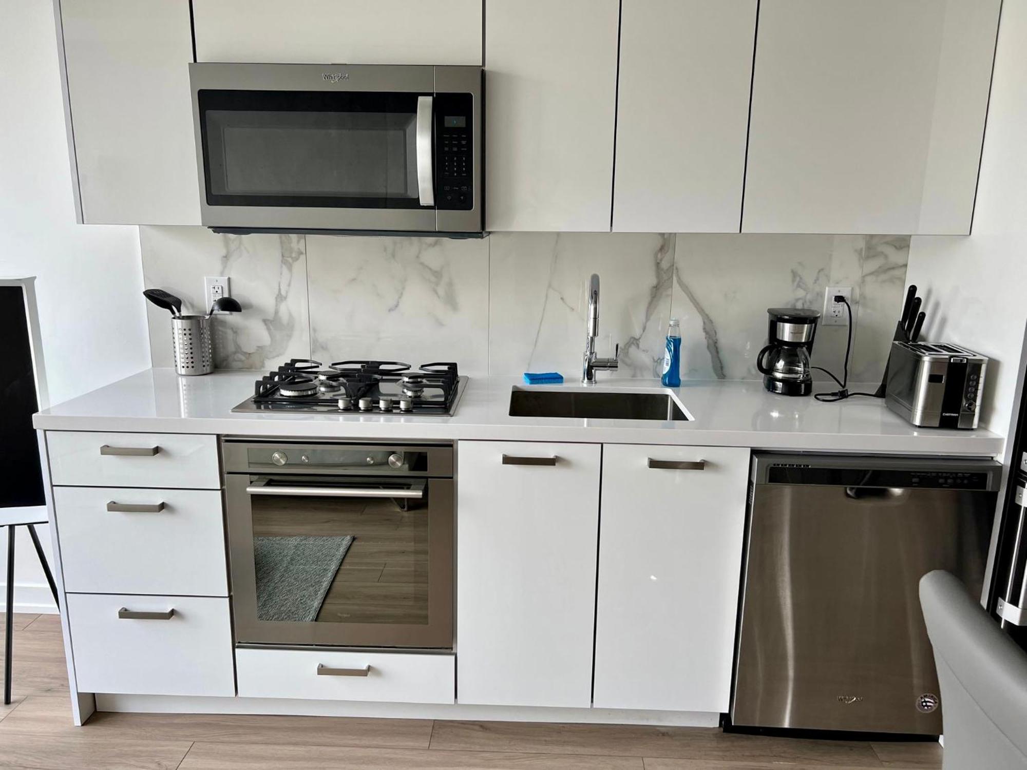 Apartment Stunning Open Layout Loft In Perfect Location *