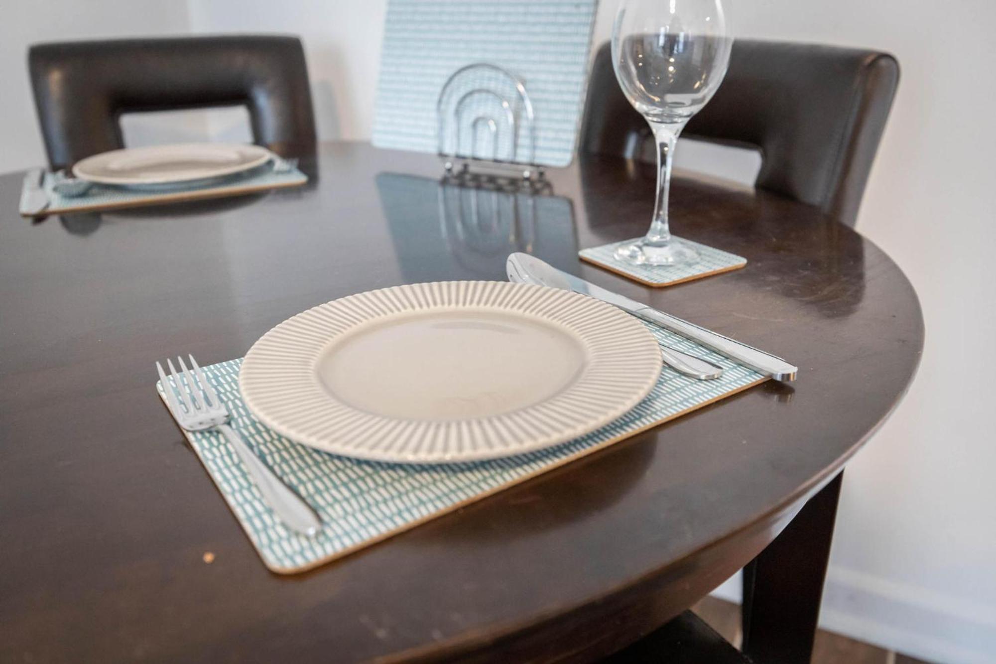 Hidden Gem W/ Free Parking Apartment *