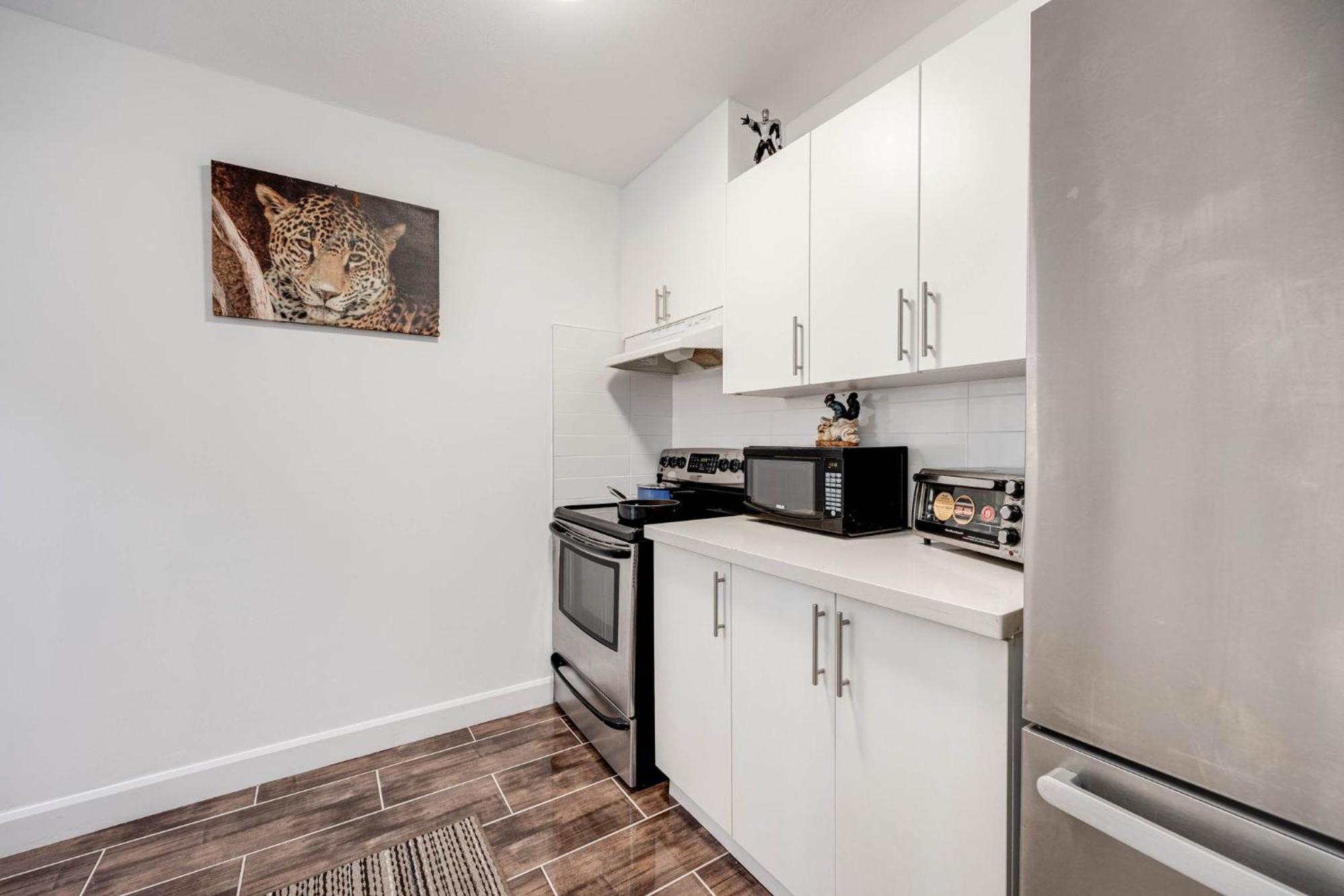 Hidden Gem W/ Free Parking Apartment Toronto