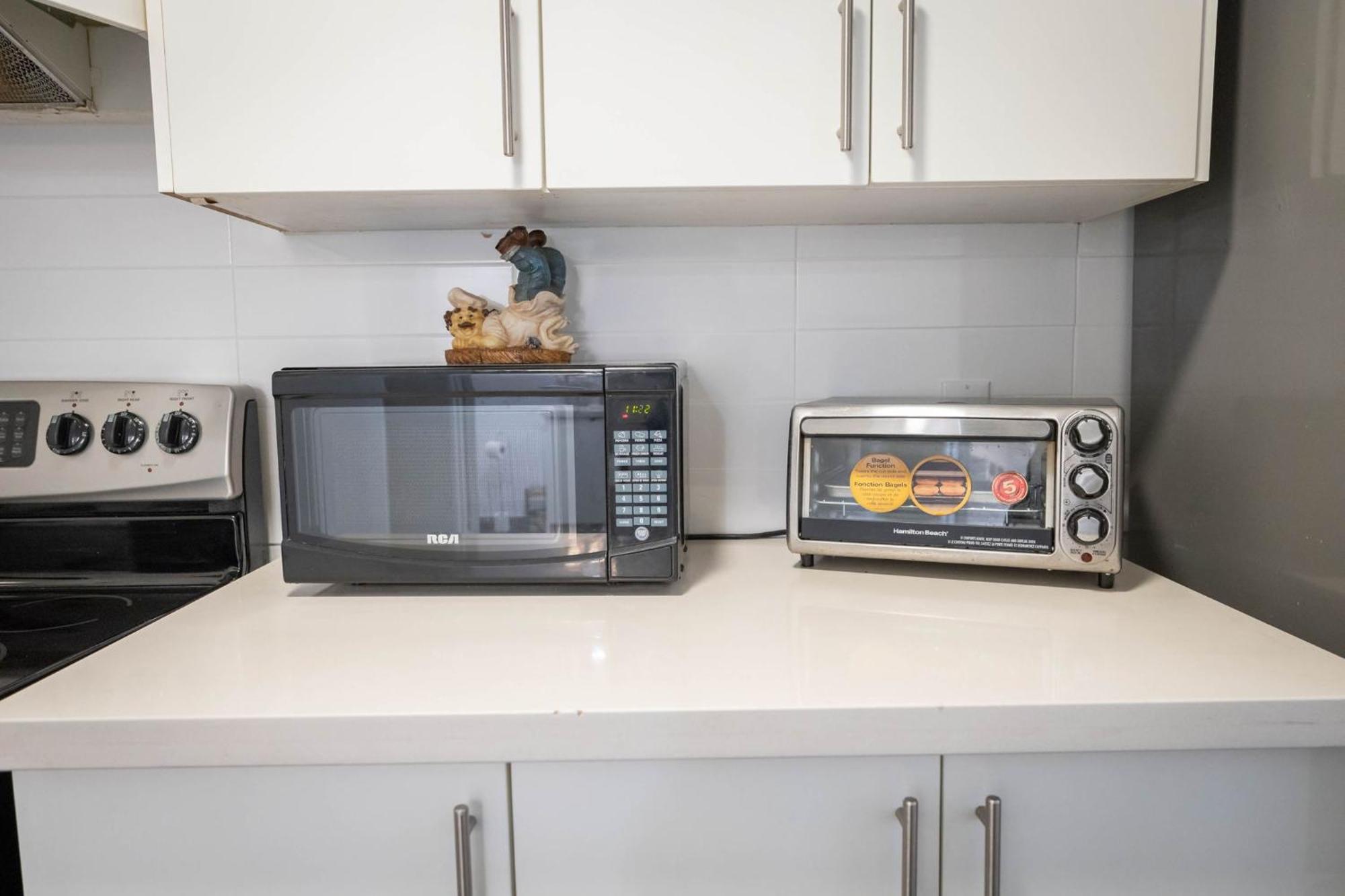 Hidden Gem W/ Free Parking Apartment Toronto