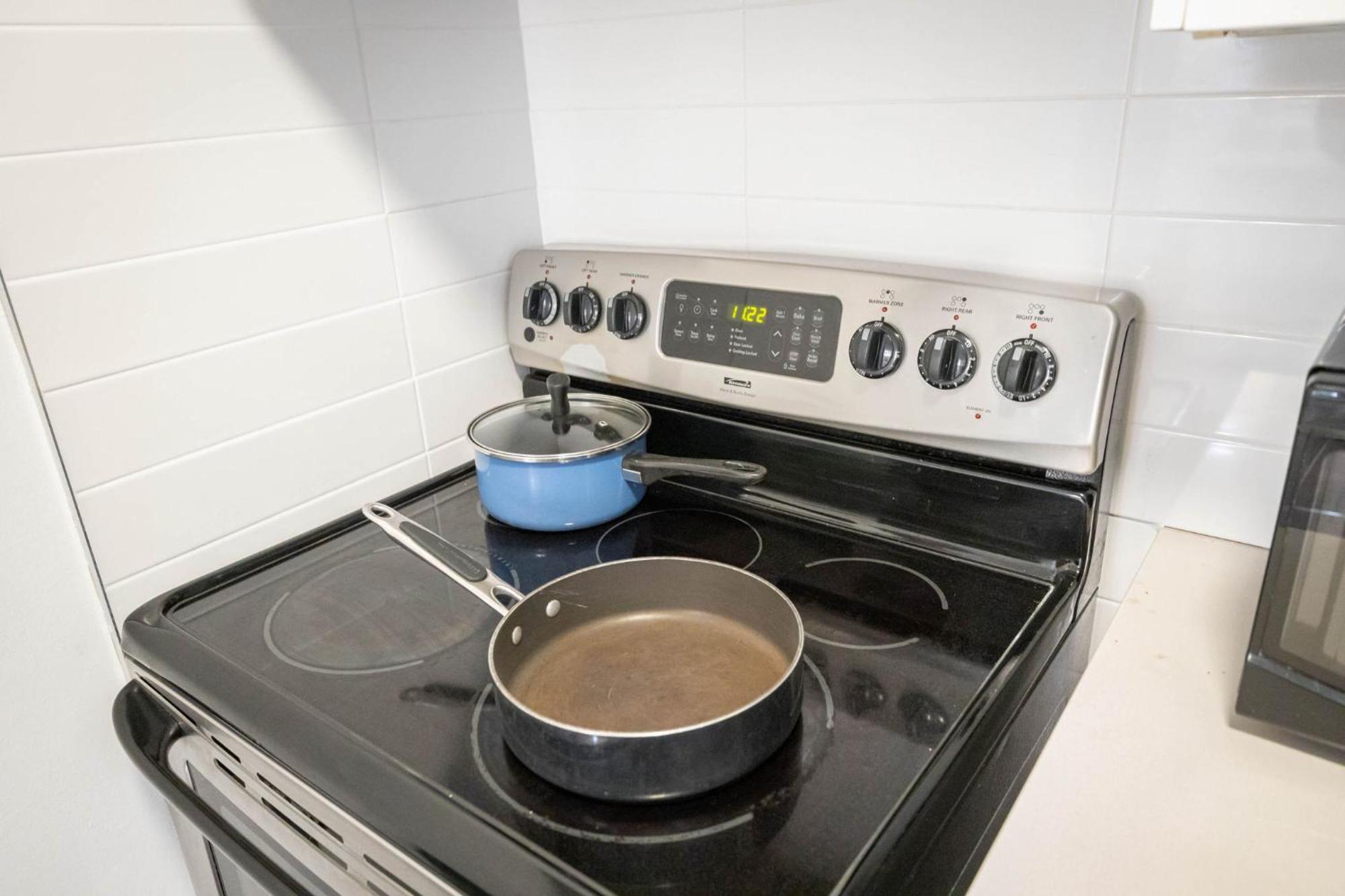 Hidden Gem W/ Free Parking Apartment *