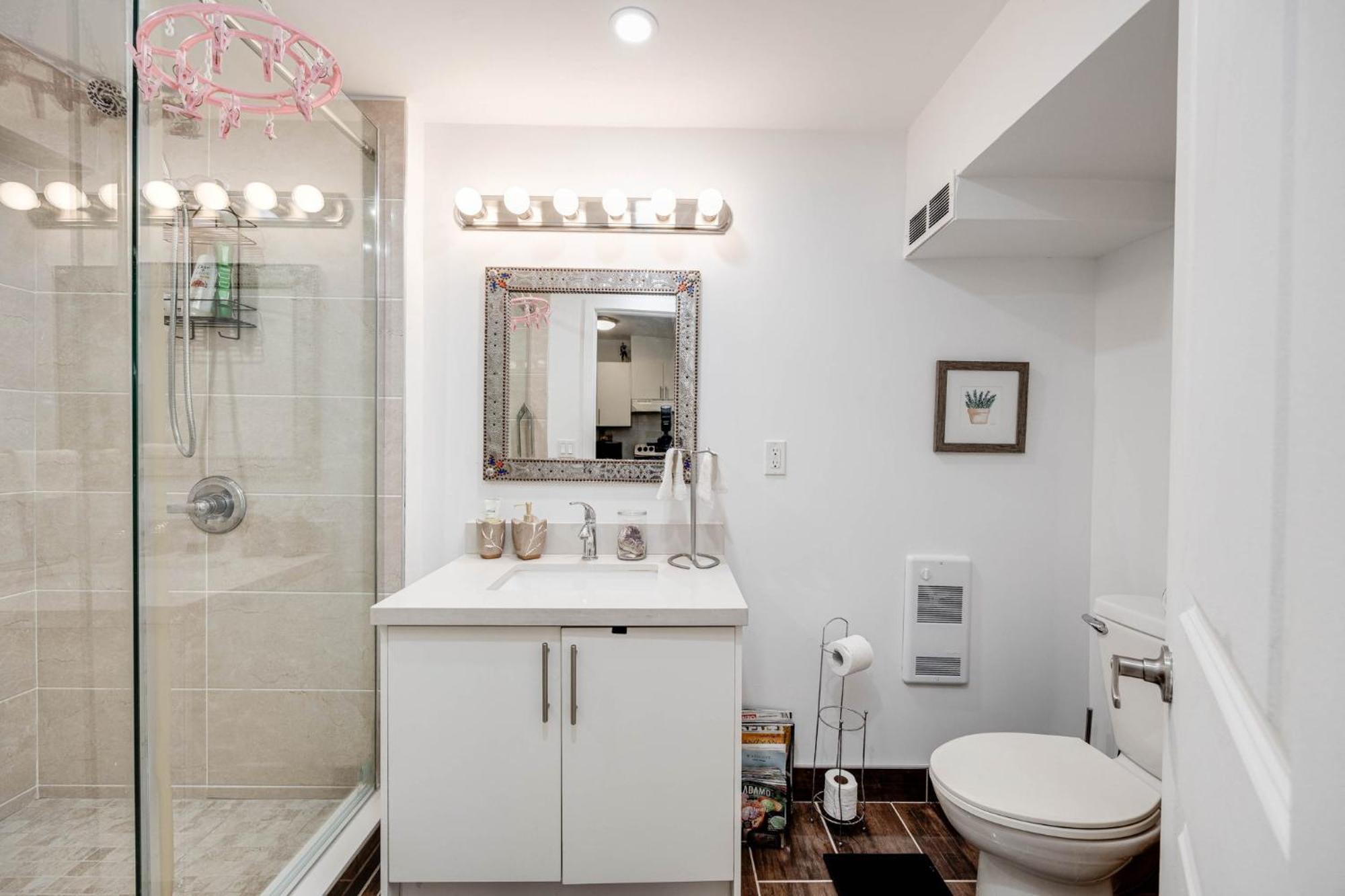 Hidden Gem W/ Free Parking Apartment *