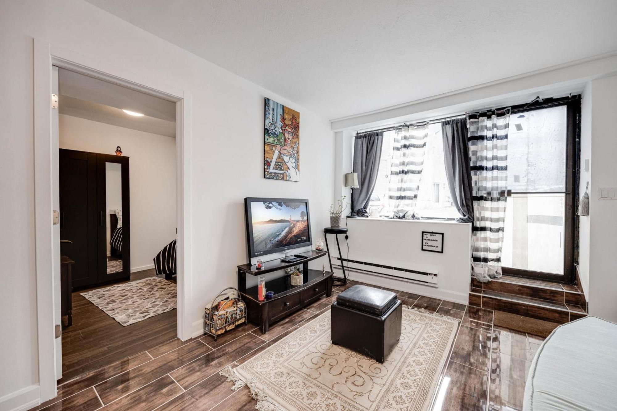 Apartment Hidden Gem W/ Free Parking Toronto