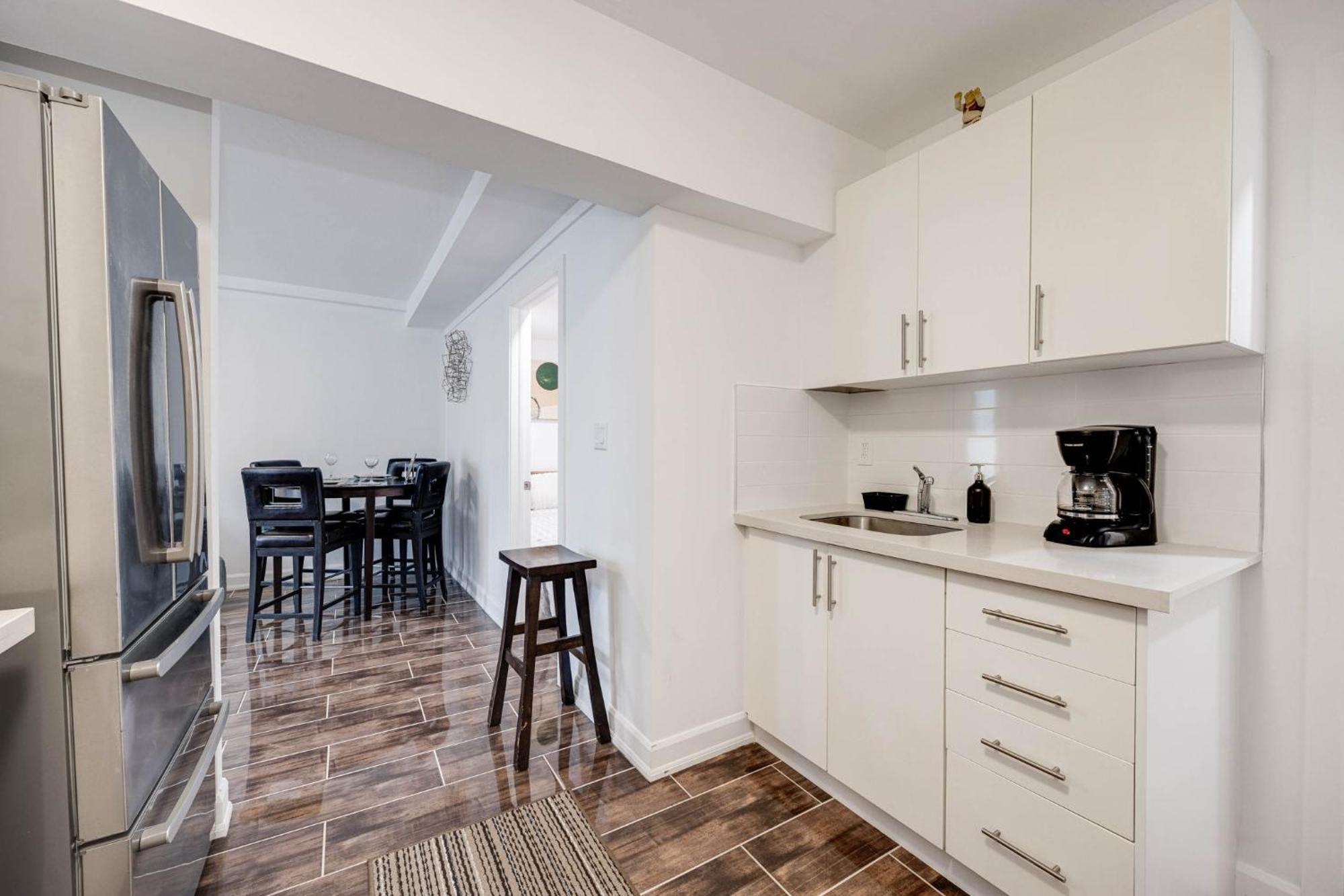 Hidden Gem W/ Free Parking Apartment Toronto