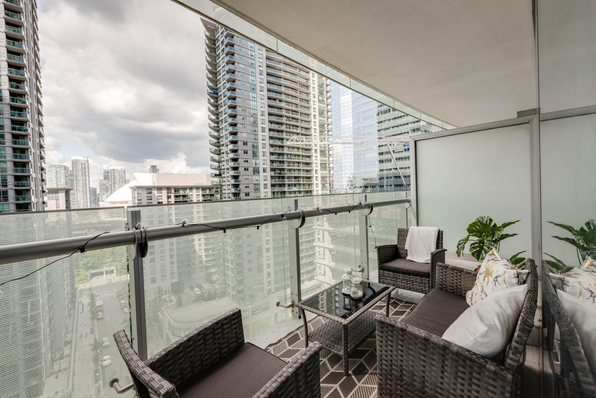 Rivetstays - The York Apartment Toronto