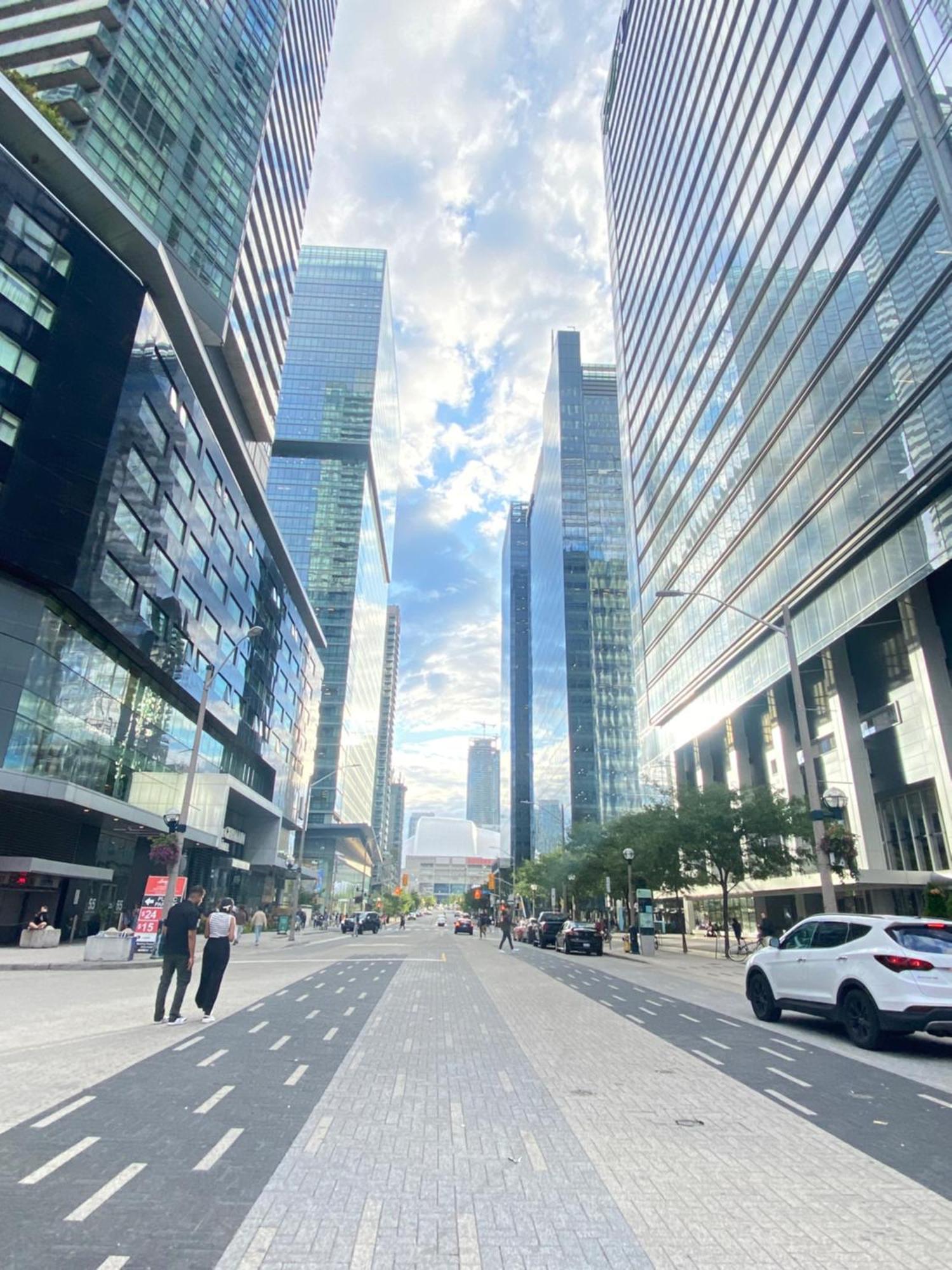 Lakeside Haven: Harbourfront With Million-dollar Views Toronto
