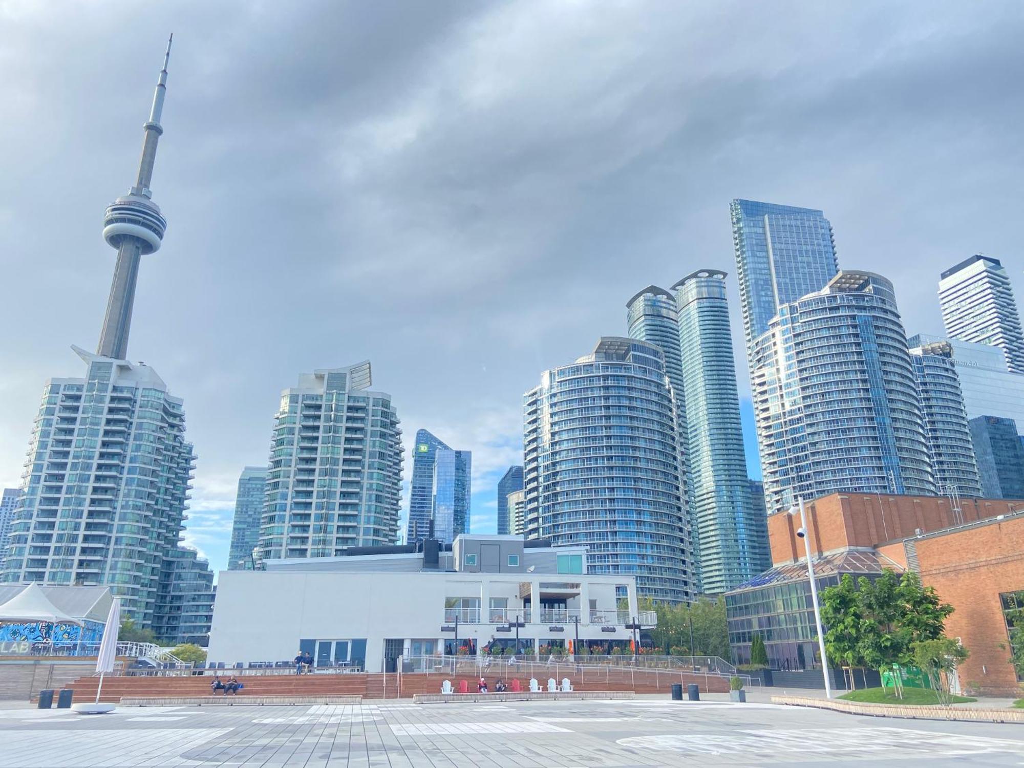 Lakeside Haven: Harbourfront With Million-dollar Views