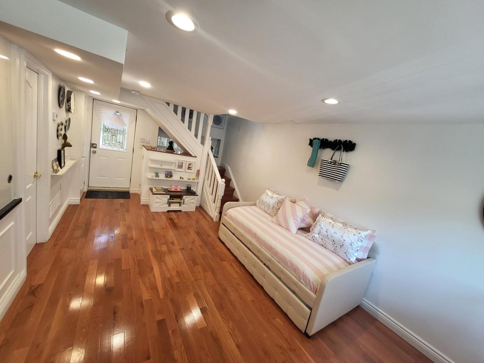 Downtown House 2bed 2bath Subway Free Parking Villa *