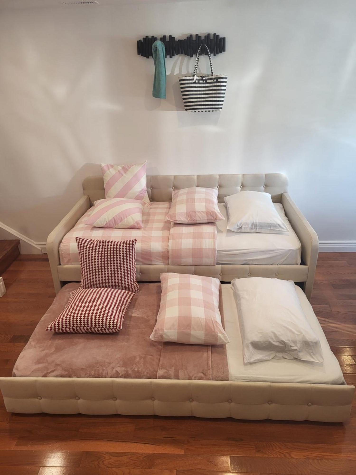 Villa Downtown House 2bed 2bath Subway Free Parking *