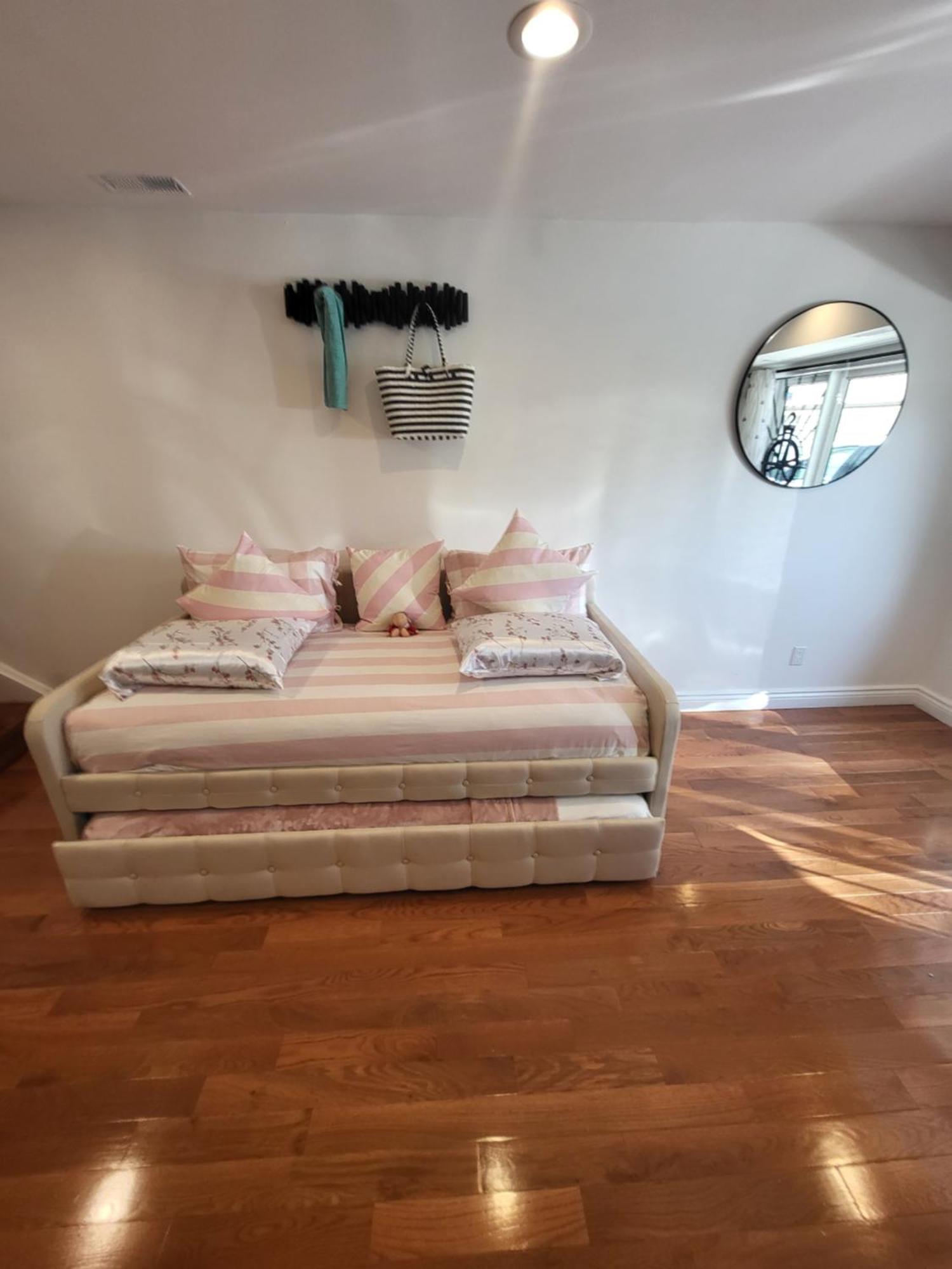 Downtown House 2bed 2bath Subway Free Parking Villa *