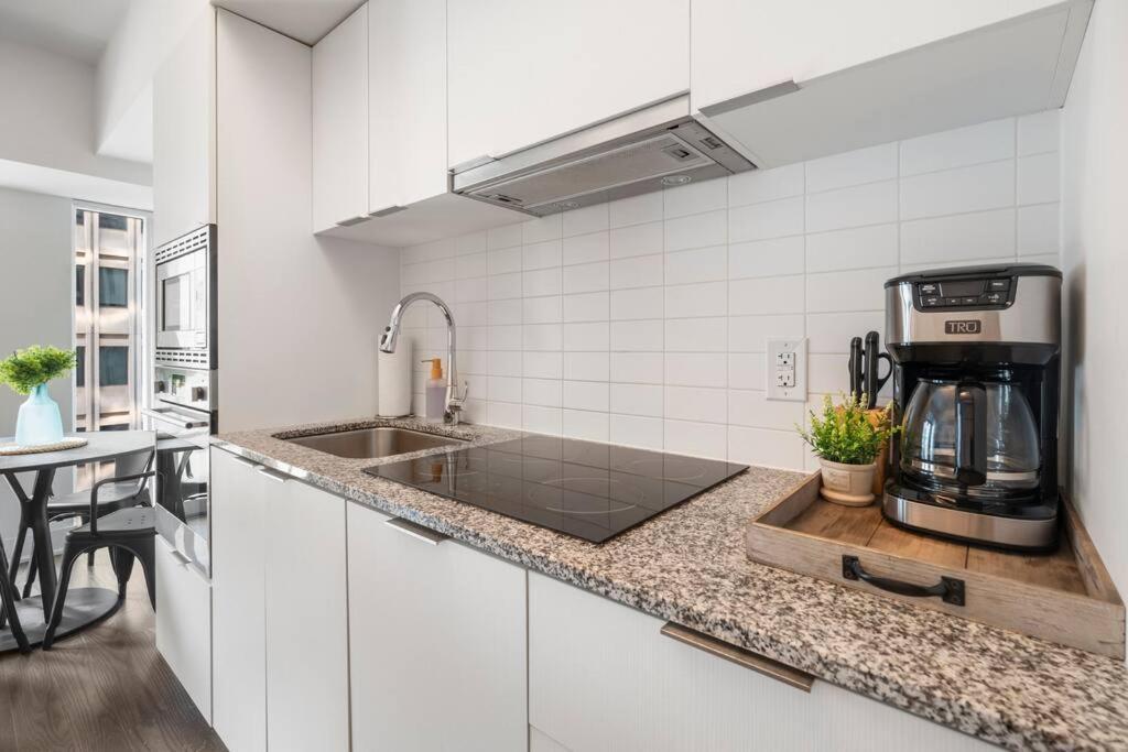 Apartment The Royal Nest In Downtown Toronto! *