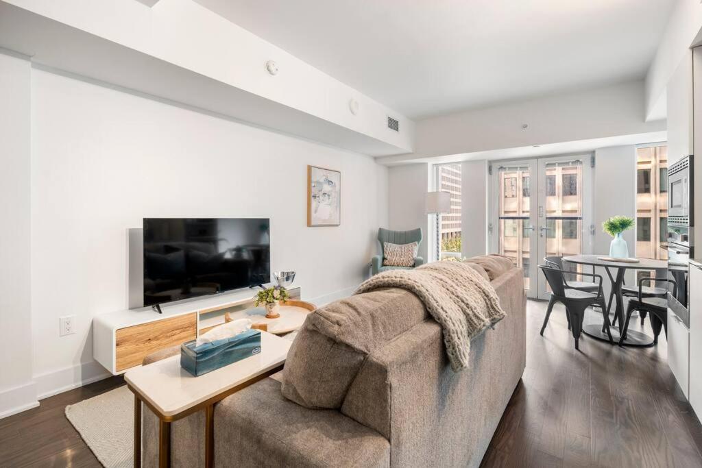 Apartment The Royal Nest In Downtown Toronto!