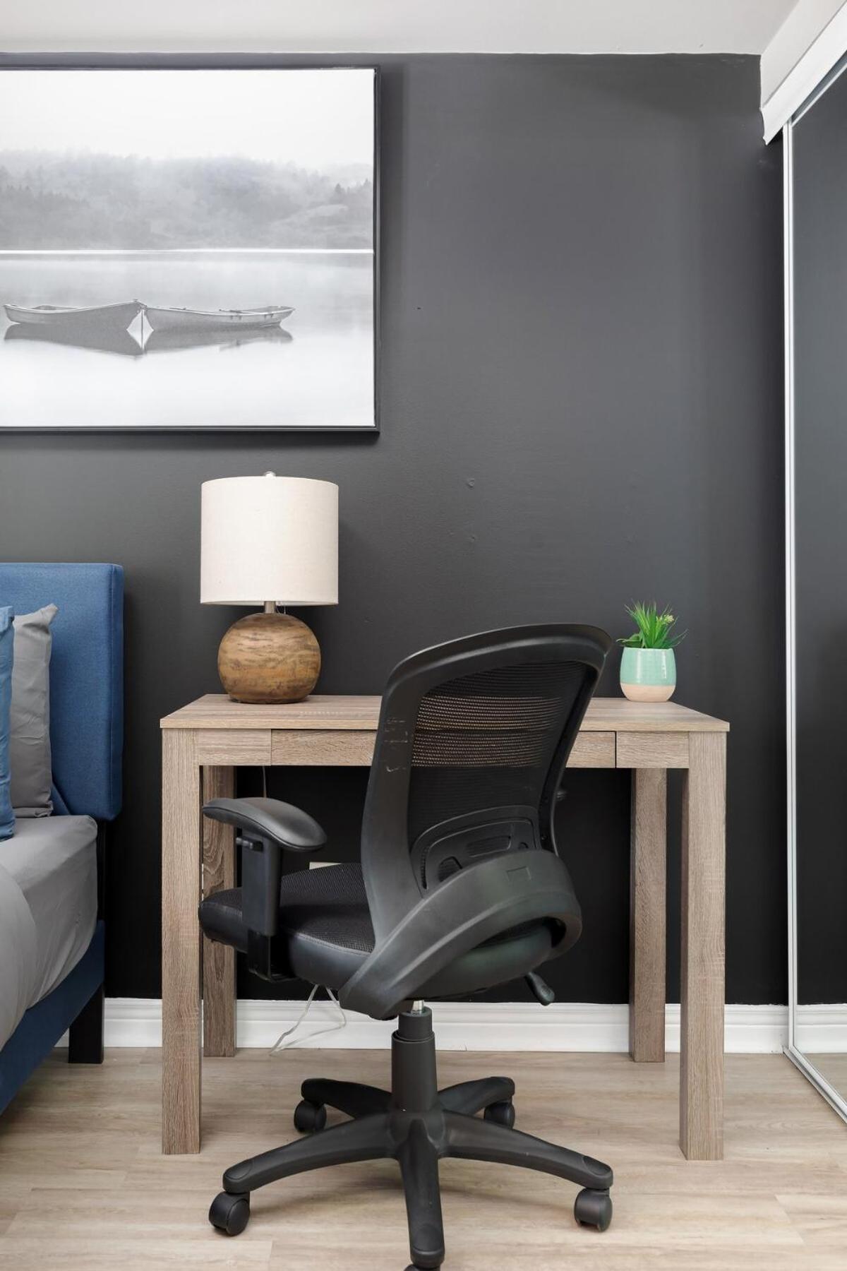 Lakeside Haven - Cozy Townhome In Liberty Village Holiday home