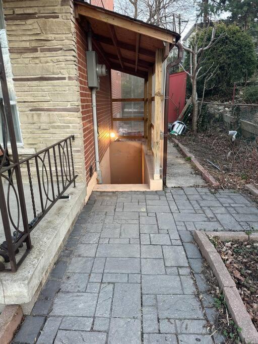 1-br Basement: Ttc/subway Access