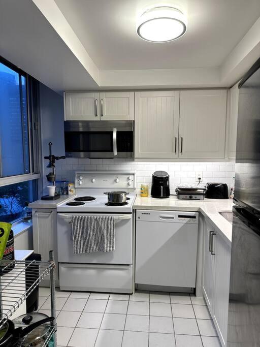 Location In Downtown- Walking To Eaton Centre, Nathan Phillips Square, Yonge-dundas, Ikea,transit Toronto