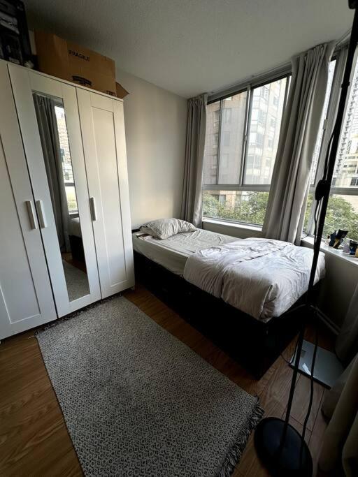 Location In Downtown- Walking To Eaton Centre, Nathan Phillips Square, Yonge-dundas, Ikea,transit * Toronto