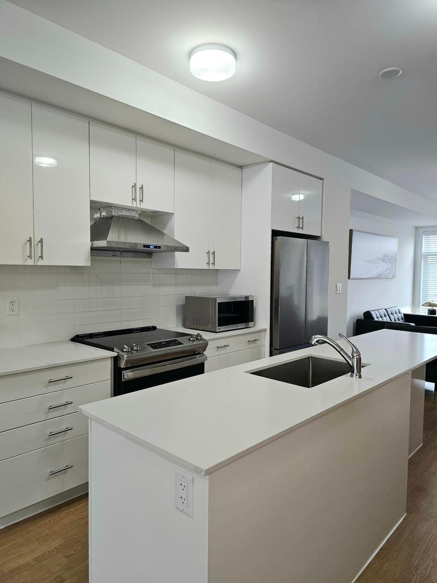 Pine Brandnew Private With Shared Bathroom In On Canada *