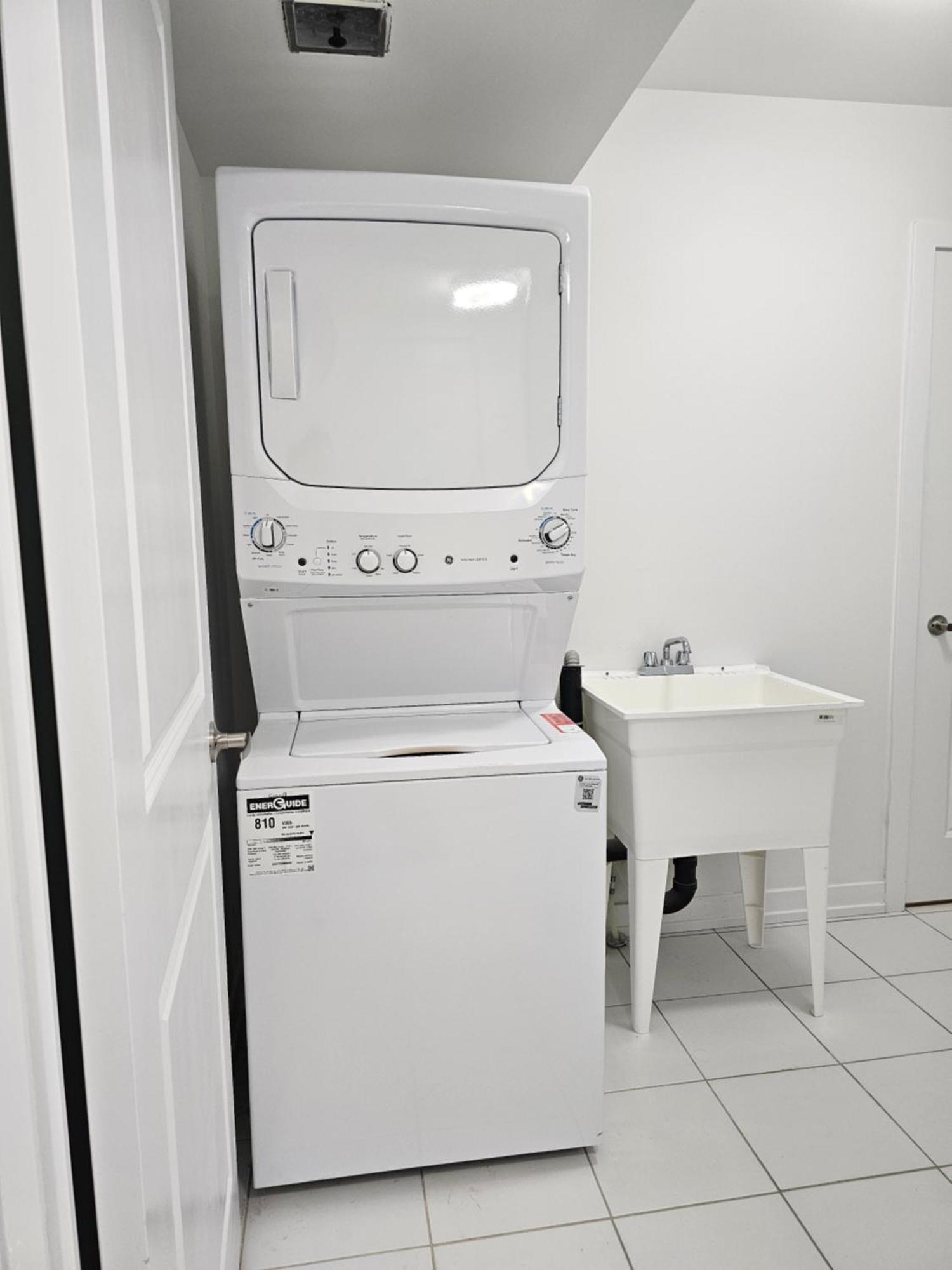 Pine Brandnew Private With Shared Bathroom In On Canada Guest house *