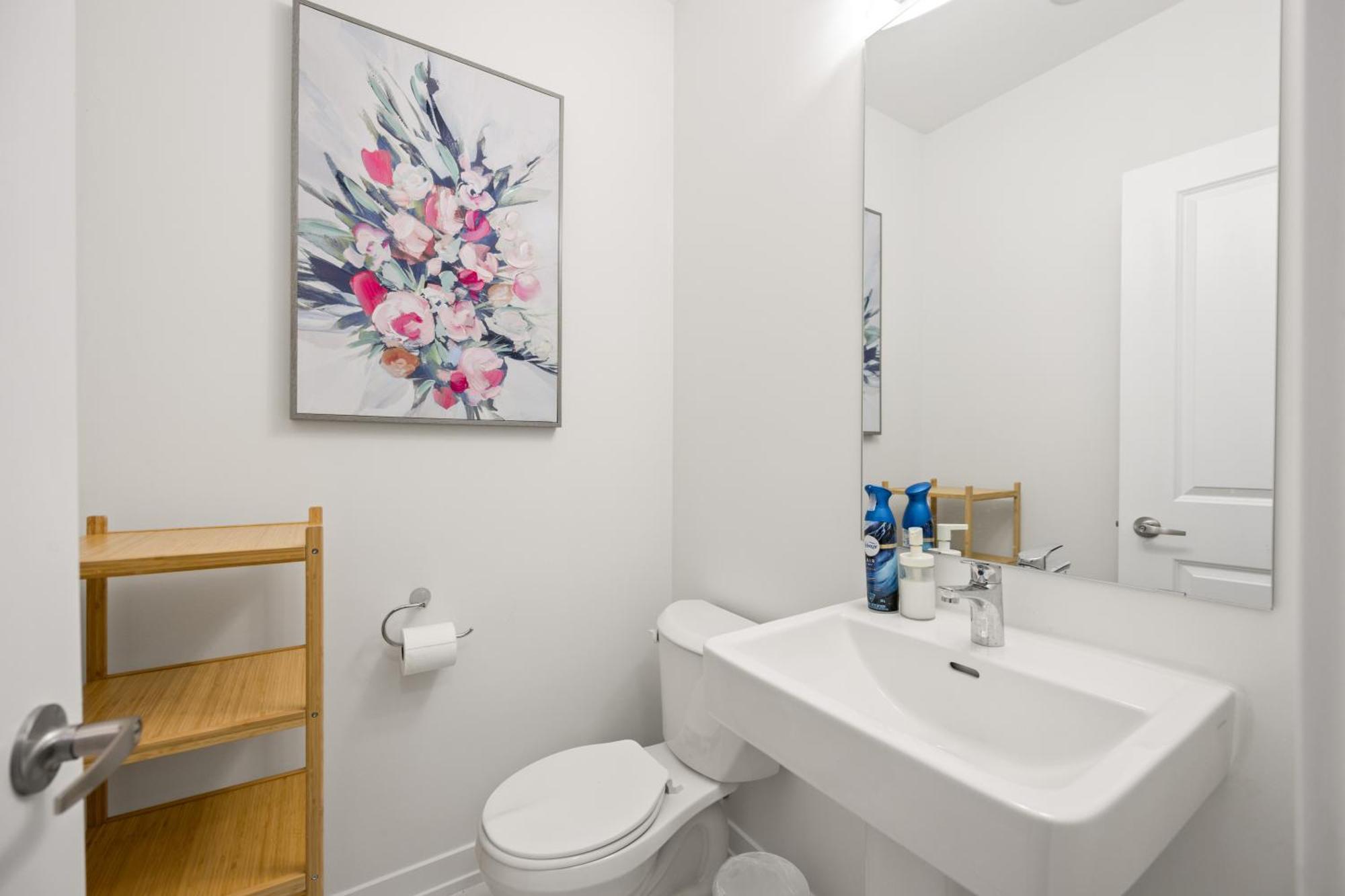 Guest house Pine Brandnew Private With Shared Bathroom In On Canada