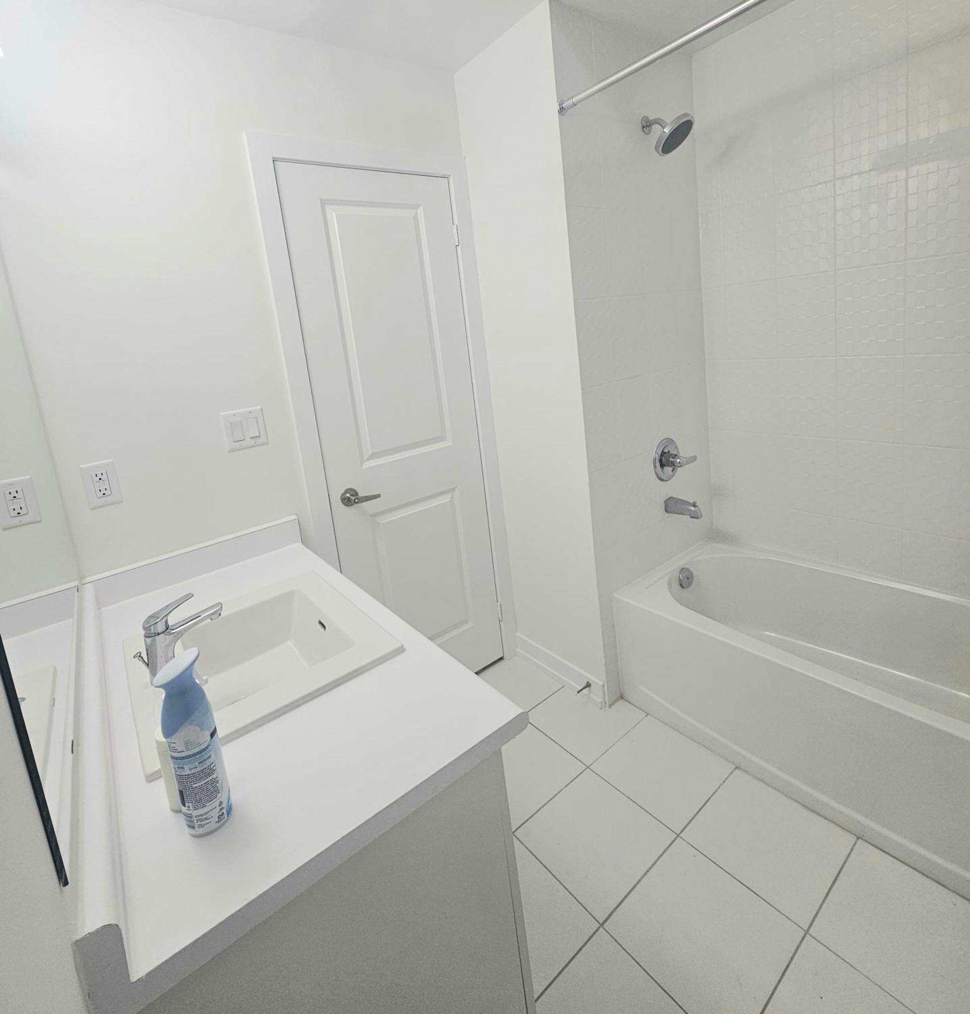 Pine Brandnew Private With Shared Bathroom In On Canada * Toronto
