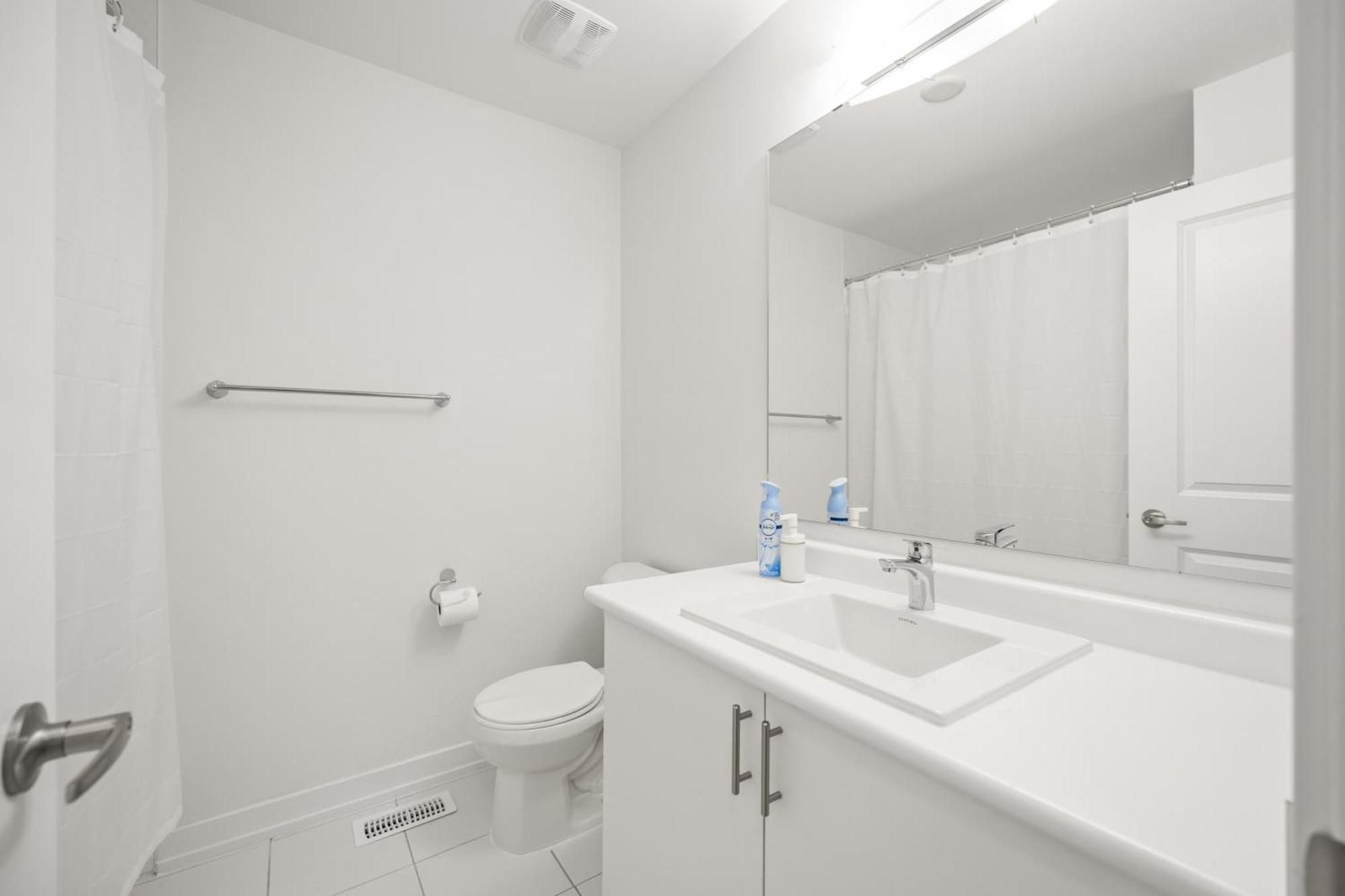 Guest house Pine Brandnew Private With Shared Bathroom In On Canada