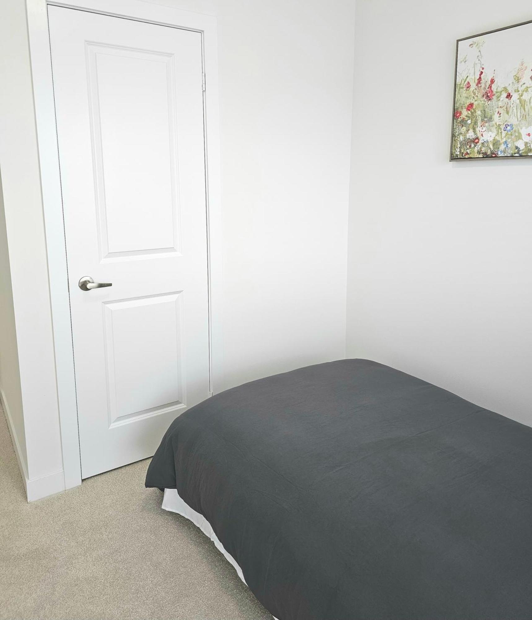 Pine Brandnew Private With Shared Bathroom In On Canada Guest house *
