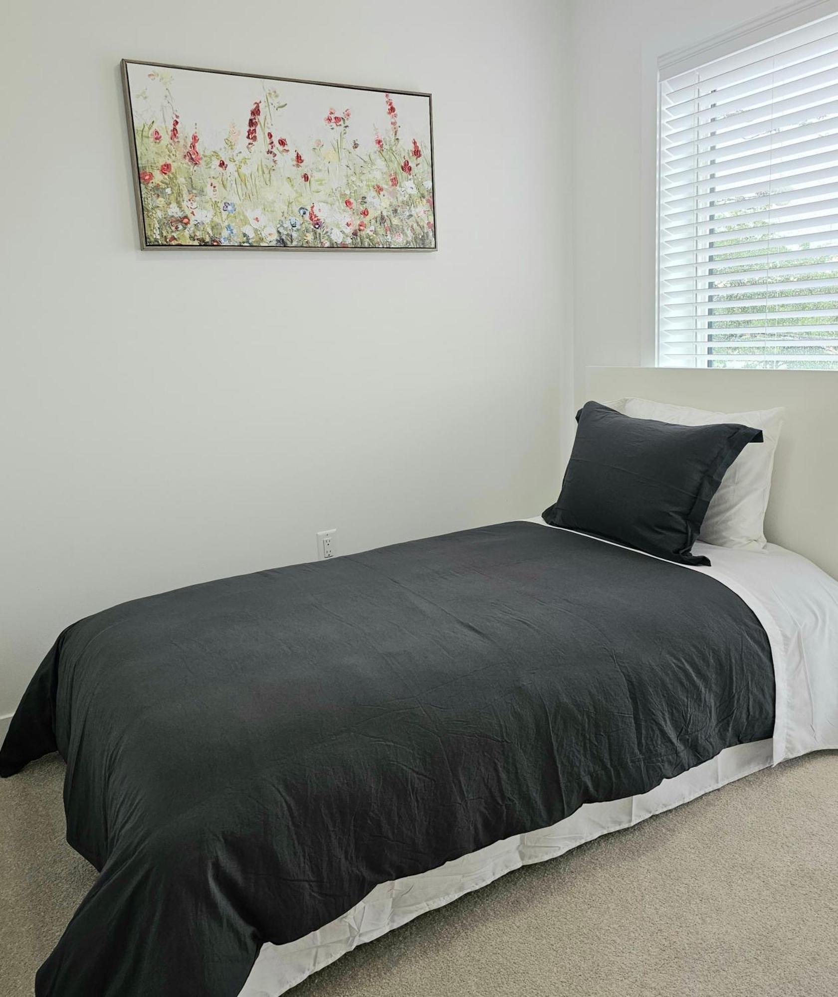 Guest house Pine Brandnew Private With Shared Bathroom In On Canada