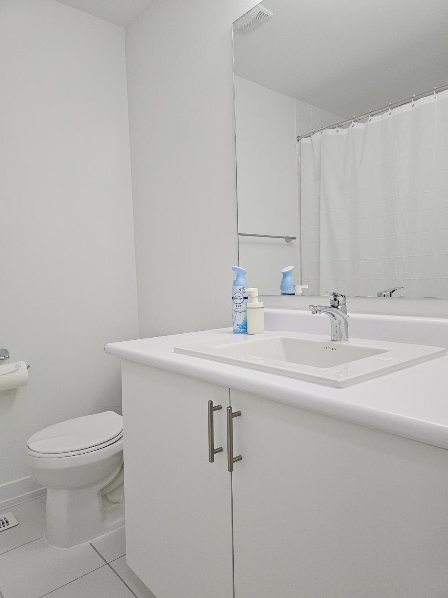 Guest house Pine Brandnew Private With Shared Bathroom In On Canada Toronto