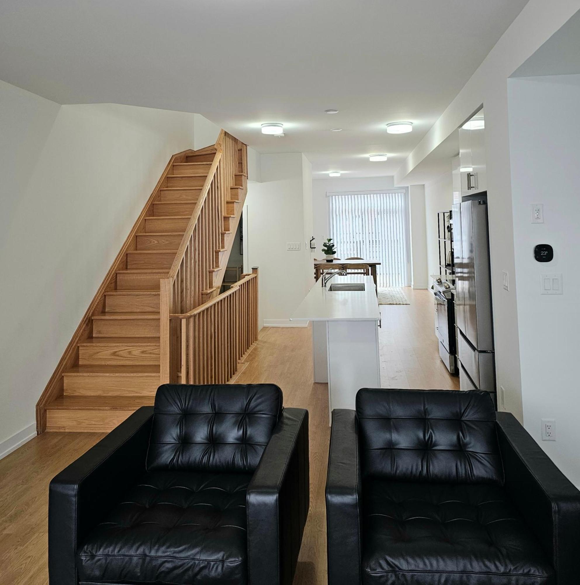 Guest house Pine Brandnew Private With Shared Bathroom In On Canada Toronto