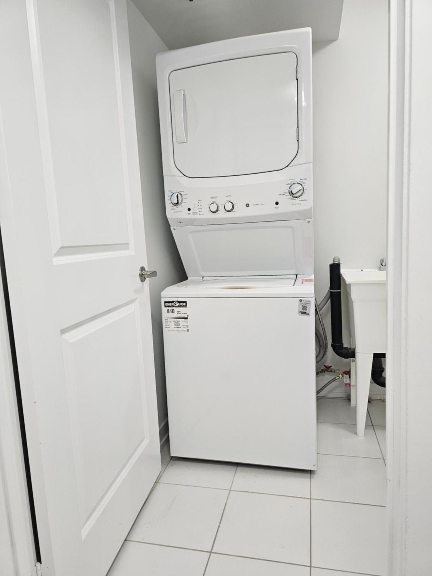 Pine Brandnew Private With Shared Bathroom In On Canada * Toronto
