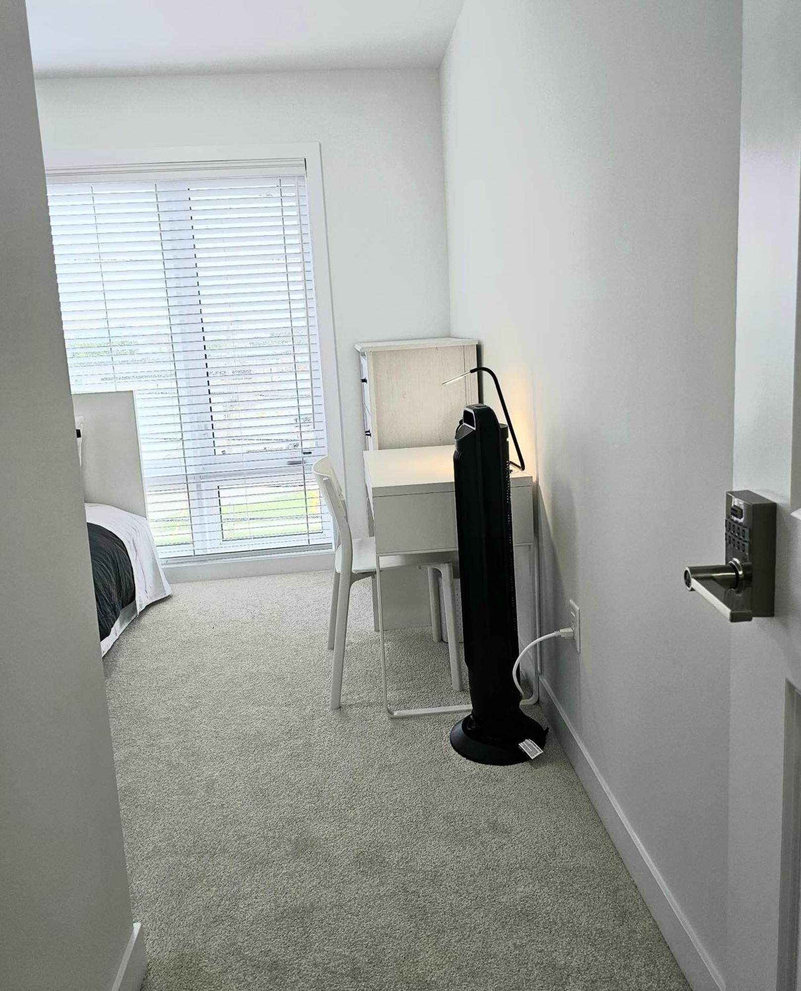 Pine Brandnew Private With Shared Bathroom In On Canada * Toronto
