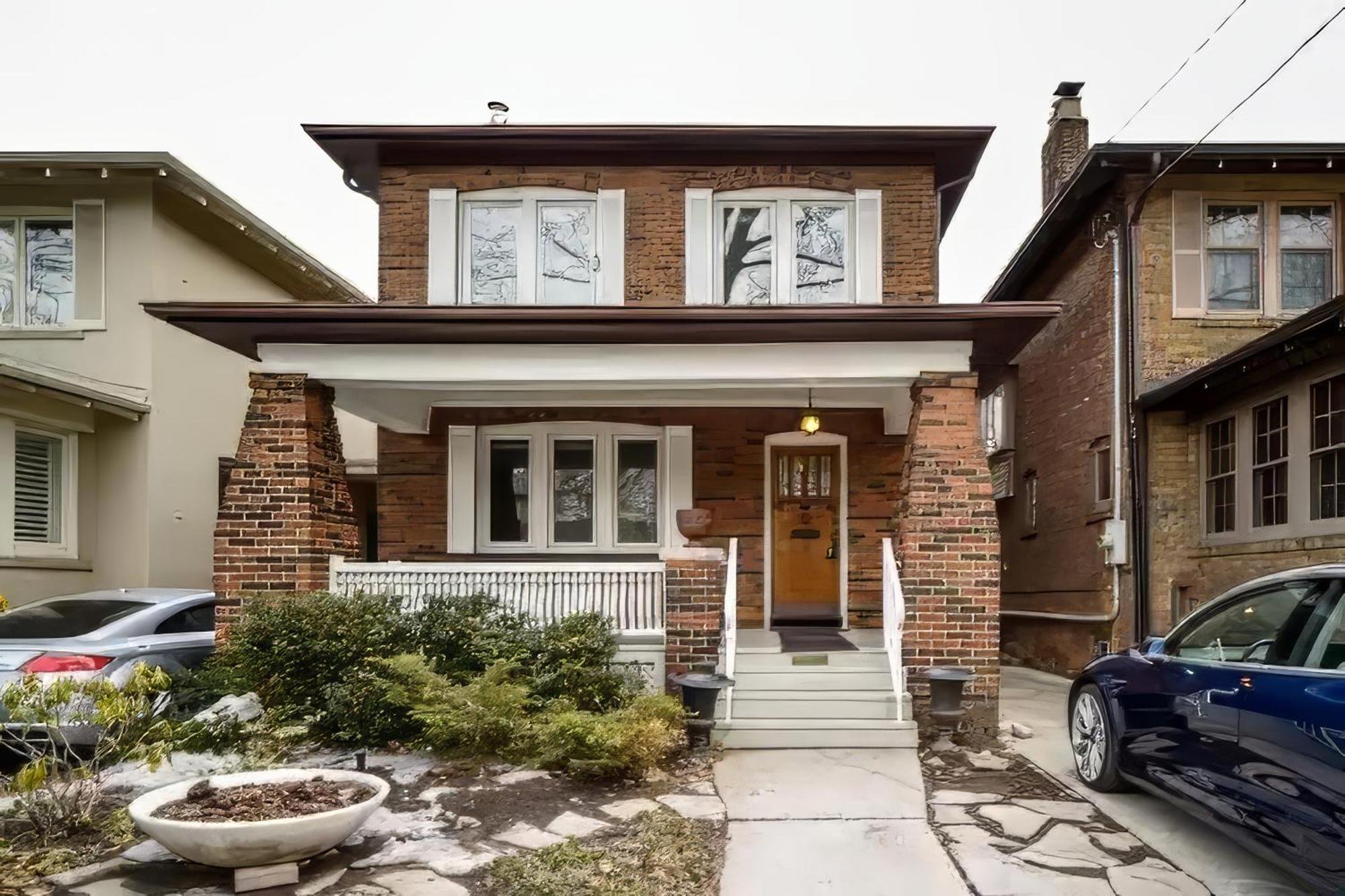 Double Bedroom On Up Or 3 Bedrooms In Basement Near Eglinton Subway Station Guest house Toronto