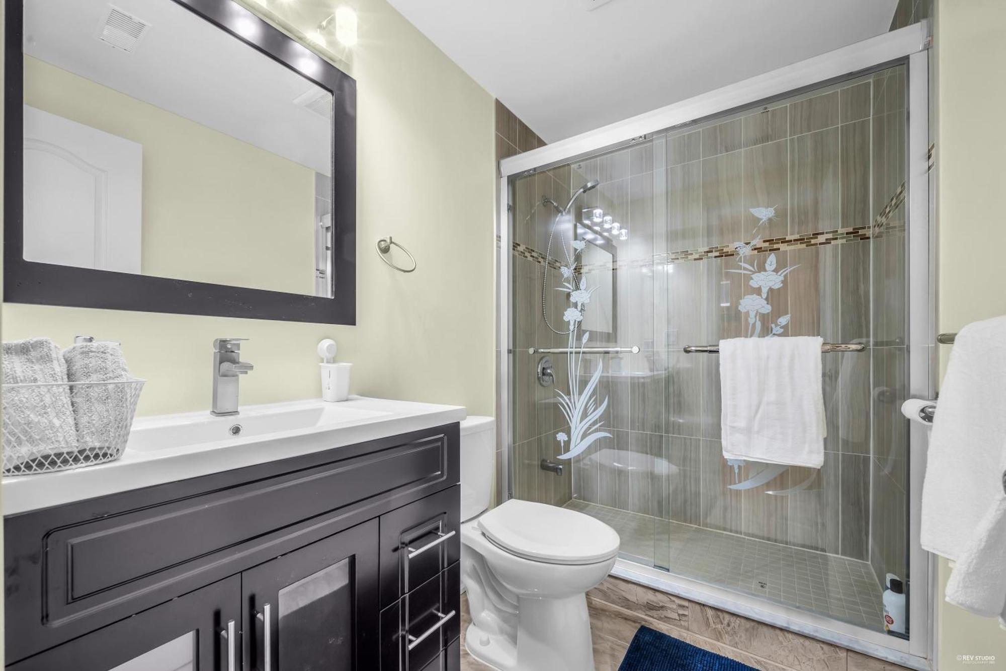 Luxury Renovated House In Prime Location With Parking Toronto