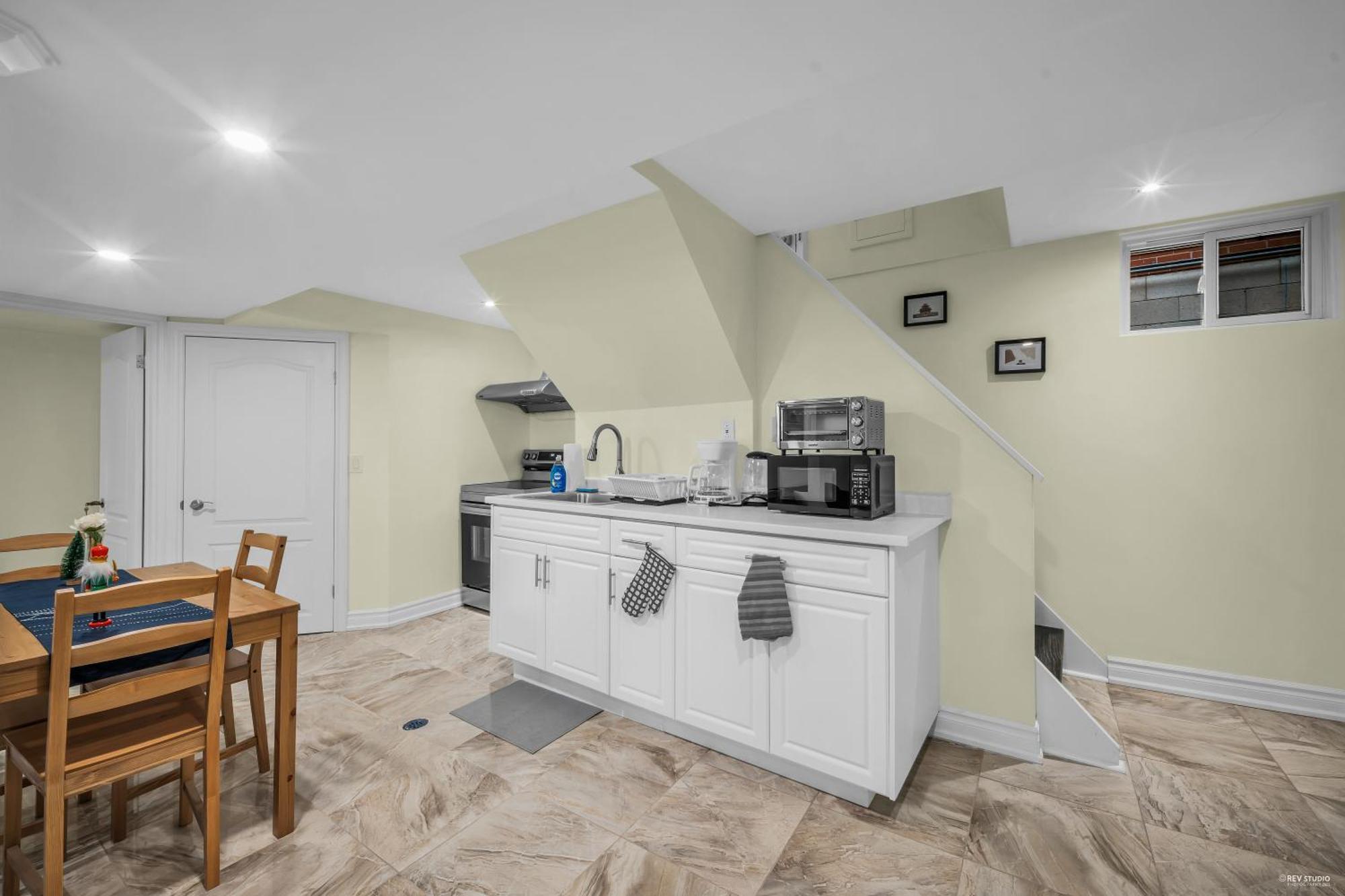 Luxury Renovated House In Prime Location With Parking Apartment