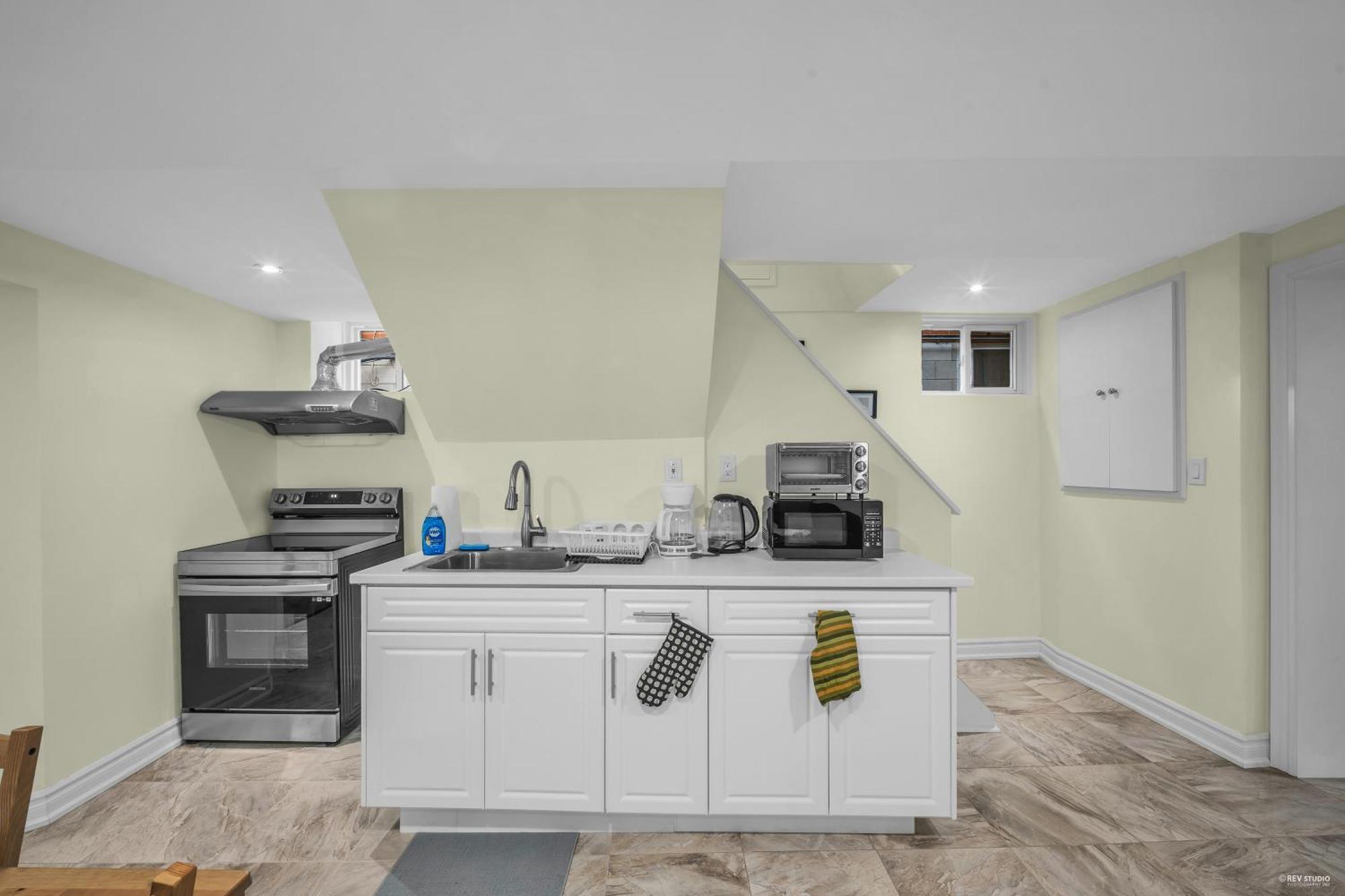Apartment Luxury Renovated House In Prime Location With Parking Toronto
