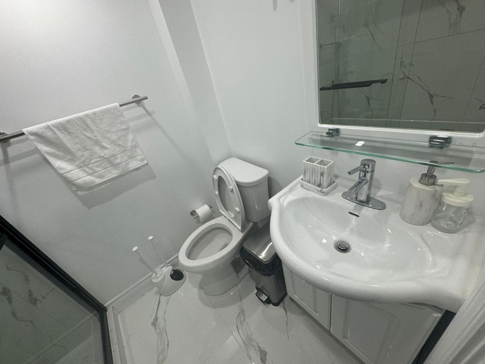 Spacious Room, Parking, Smart Monitor Toronto