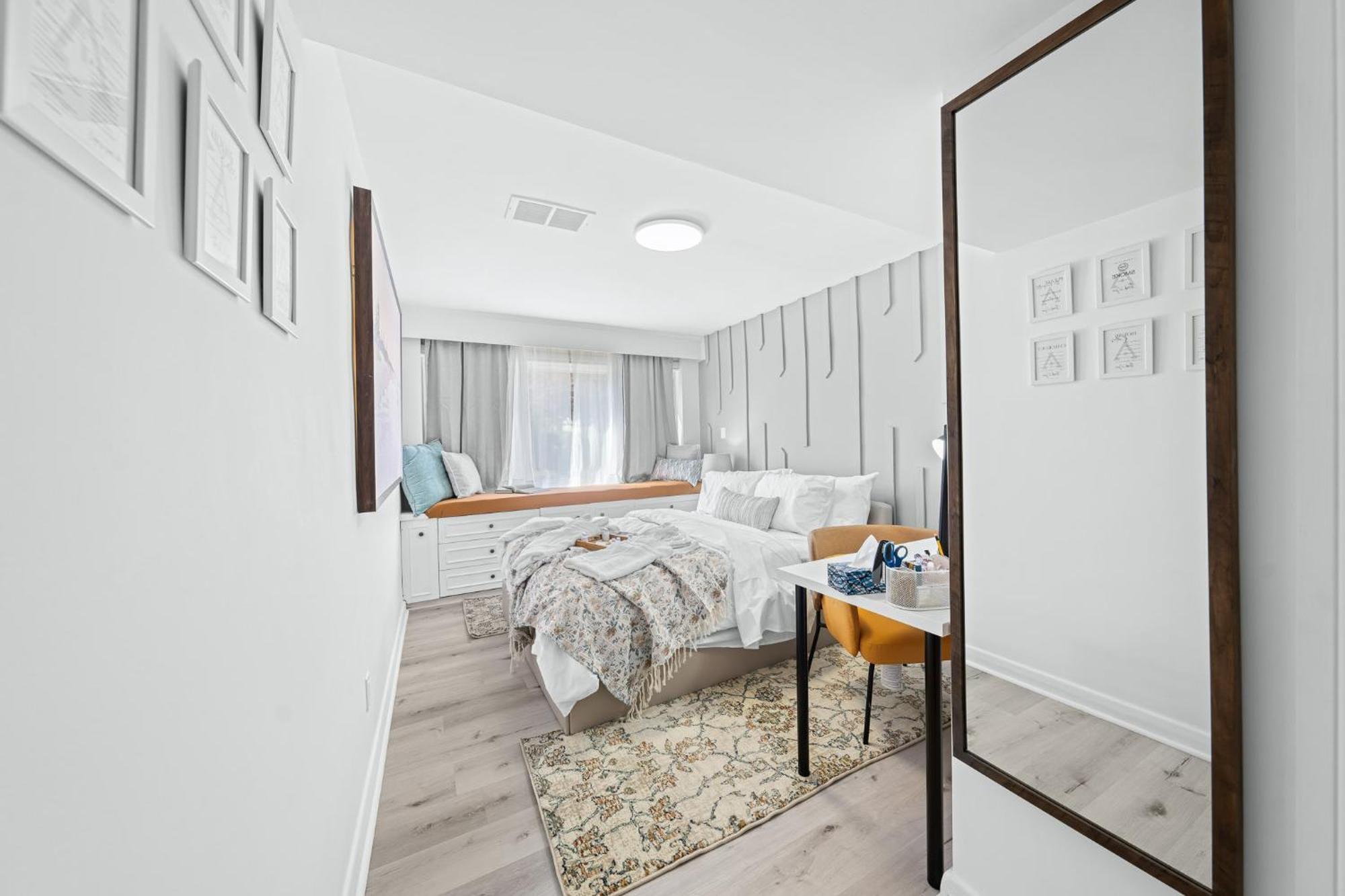 Spacious Room, Parking, Smart Monitor Homestay Toronto