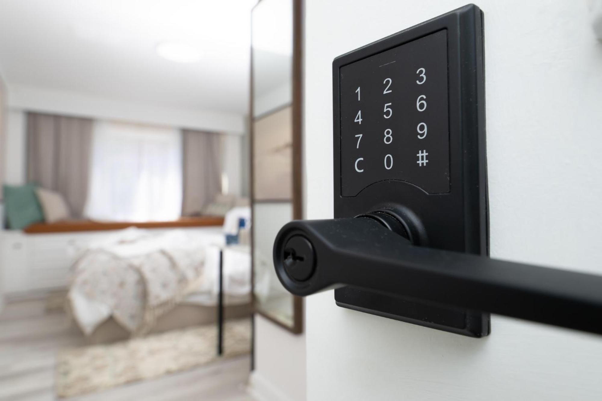 Spacious Room, Parking, Smart Monitor Toronto
