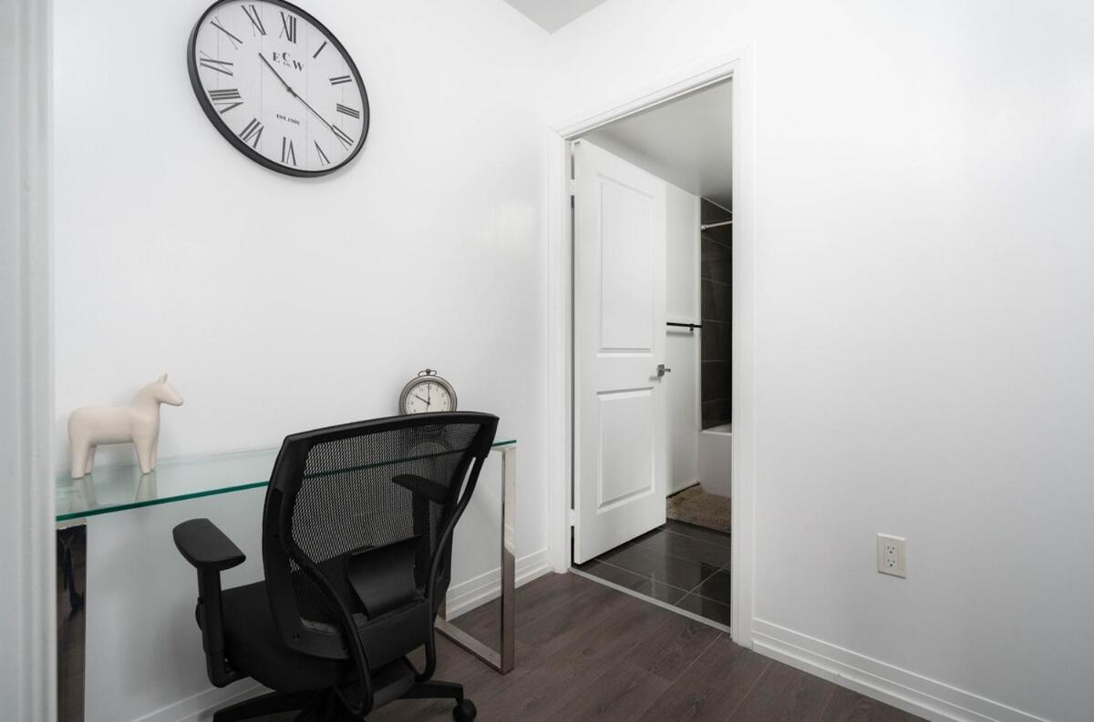 With 2 Bedrooms In Great Downtown Location Holiday home Toronto