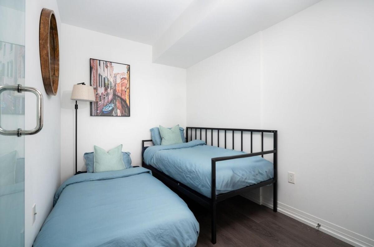 With 2 Bedrooms In Great Downtown Location Holiday home Toronto