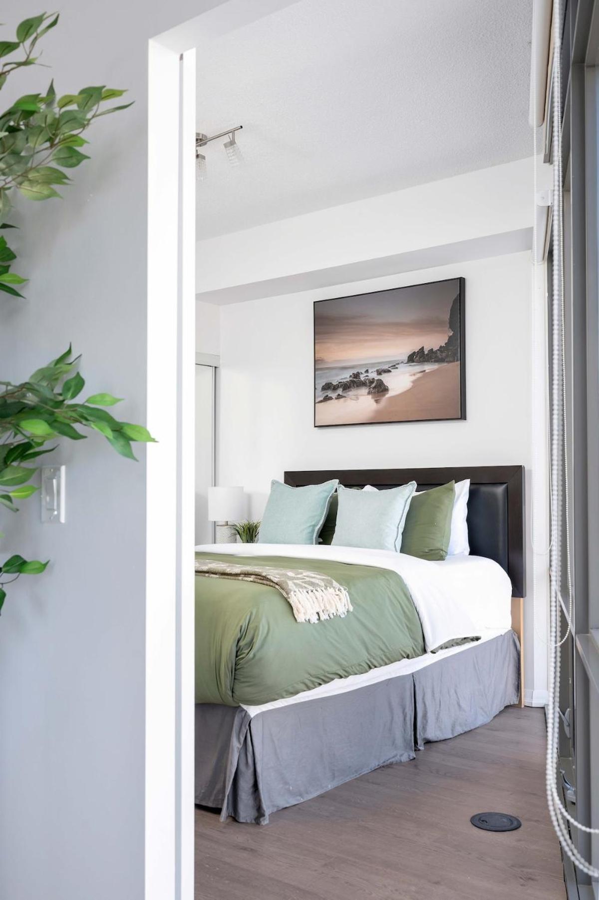 Large 2br On Bay Street 4 Beds With Balcony * Toronto