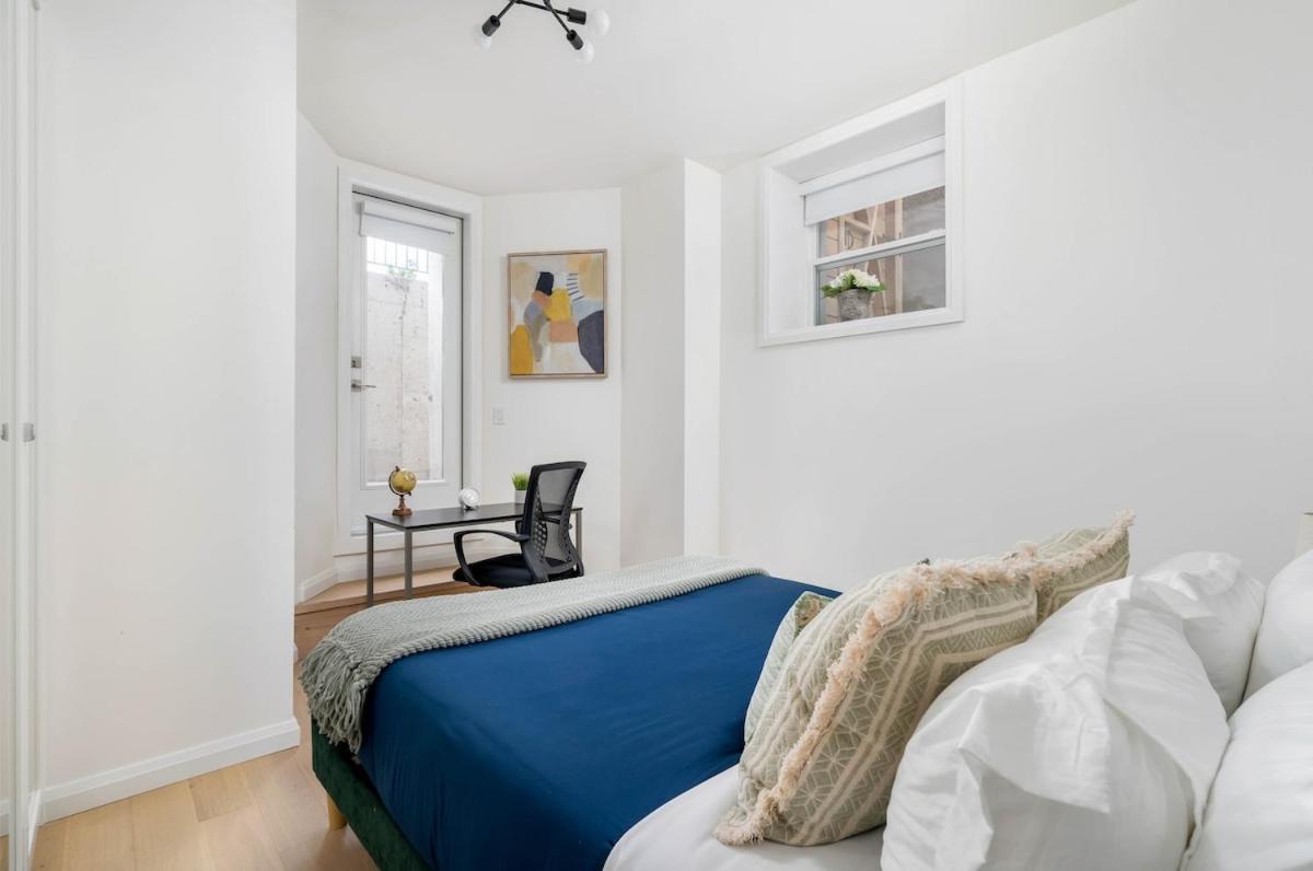 Hidden Gem - 3 Bedroom Steps To Little Italy And Uoft Apartment *