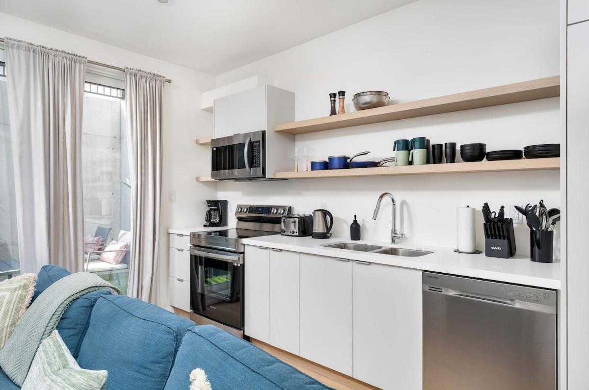Hidden Gem - 3 Bedroom Steps To Little Italy And Uoft * Toronto
