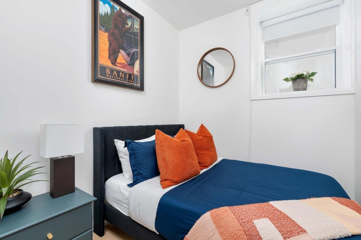 Hidden Gem - 3 Bedroom Steps To Little Italy And Uoft Apartment *
