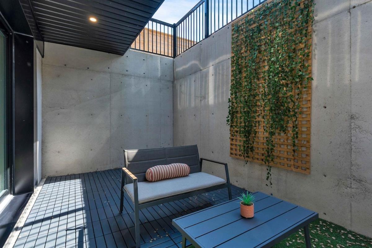 Hidden Gem - 3 Bedroom Steps To Little Italy And Uoft * Toronto