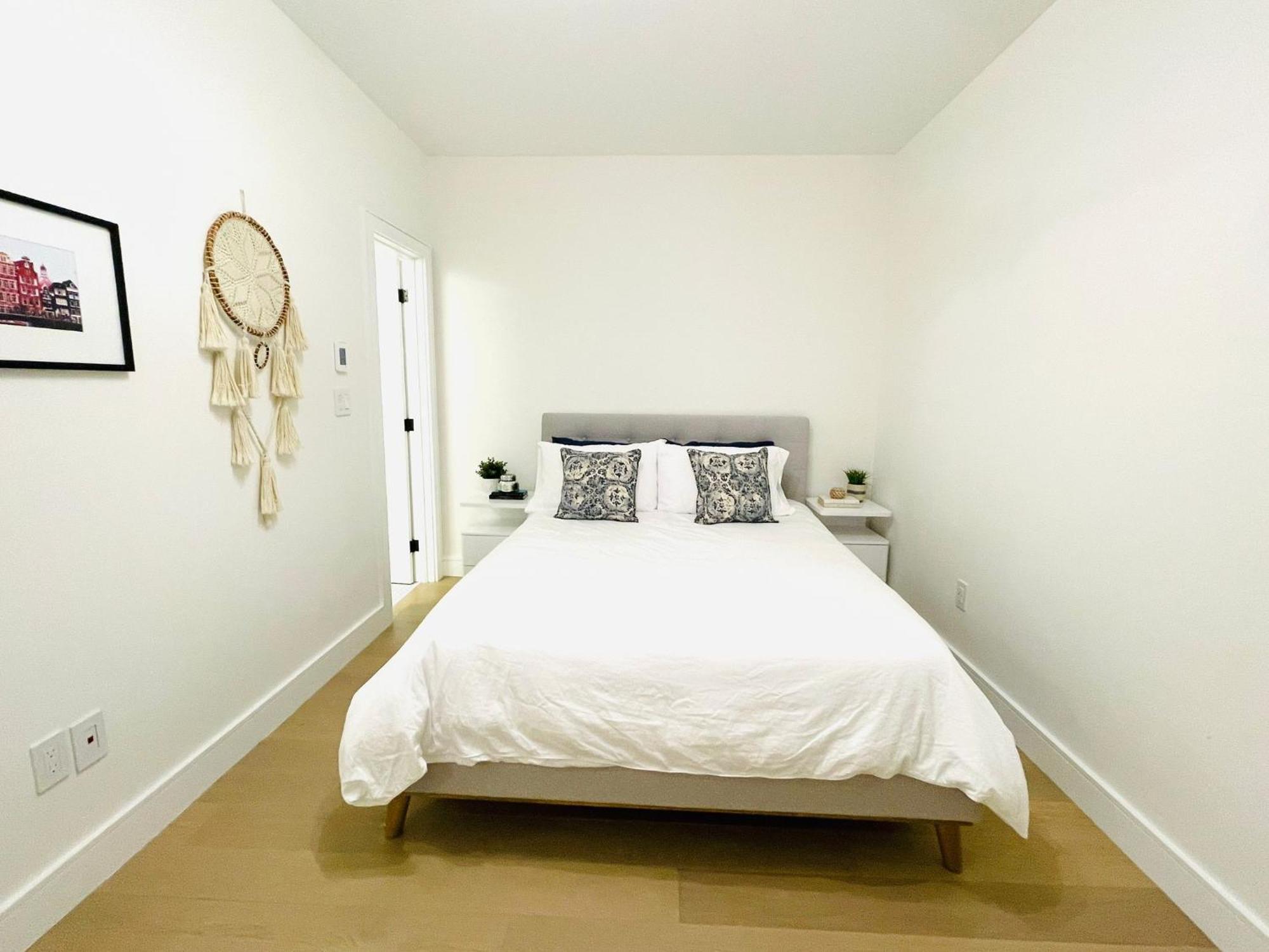 Urban 2-bed In The Beaches Toronto