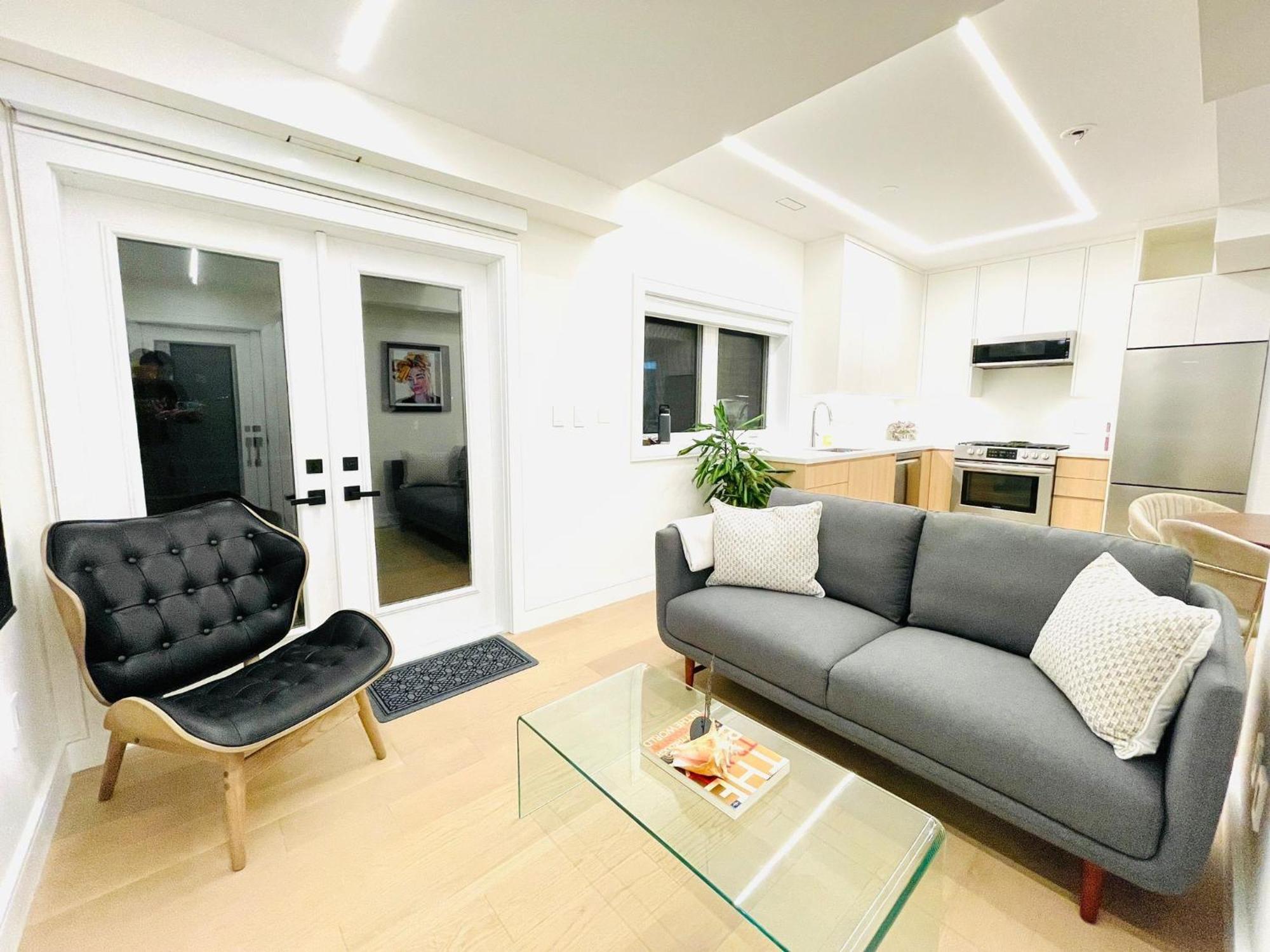 Urban 2-bed In The Beaches * Toronto